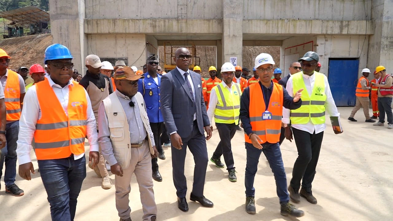 Le Président OLIGUI visite le chantier du barrage hydroélectrique de Kinguélé Aval